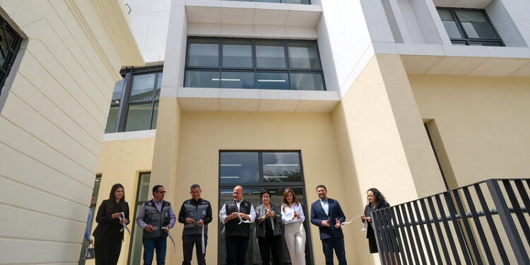 Alfaro inaugura edificio en Contraloría