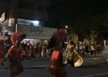 Los fieles danzantes acompañan a «La Generala» durante la Romería 2024