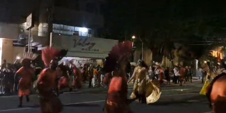 Los fieles danzantes acompañan a «La Generala» durante la Romería 2024