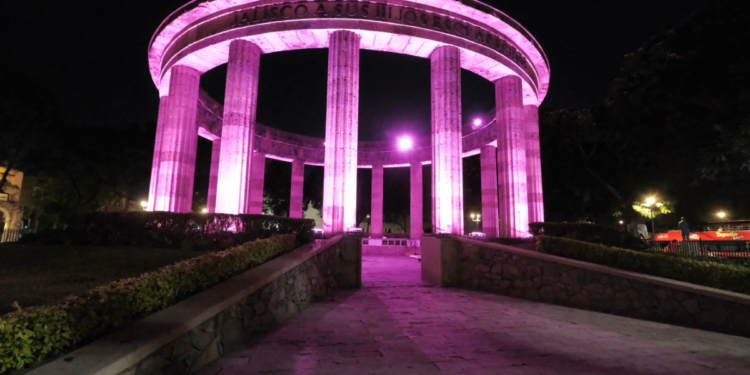 Guadalajara se ilumina de rosa en solidaridad con pacientes de cáncer de mama