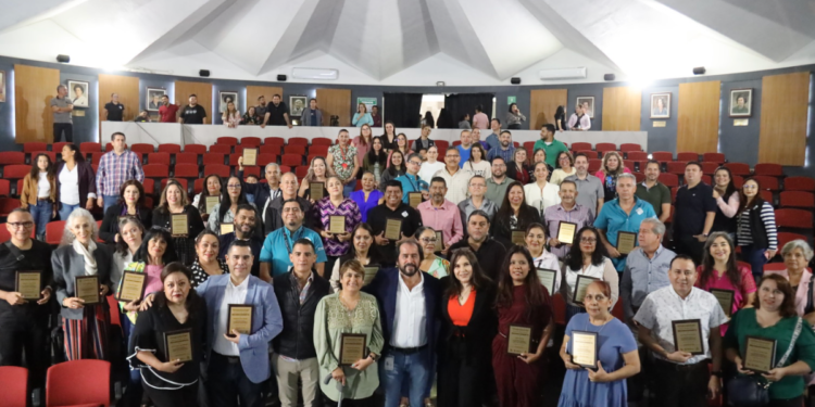 Reconocen trayectoria laboral del personal de DIF Jalisco al servicio de los grupos prioritarios