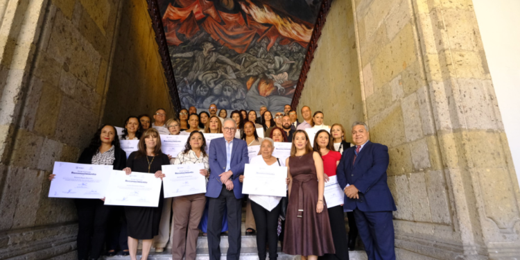 Reconocen por 30 años de servicio a trabajadores del C5