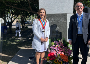 Colocan ofrenda floral en homenaje a la profesión médica