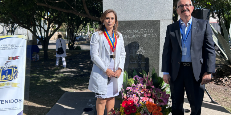 Colocan ofrenda floral en homenaje a la profesión médica