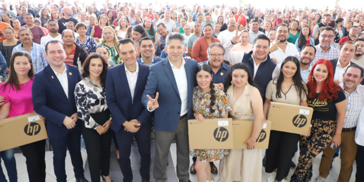 Llega dotación de computadoras a docentes de educación especial, preescolar y secundaria de la región Valles