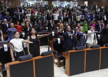 Toman protesta diputados de la LXIV Legislatura