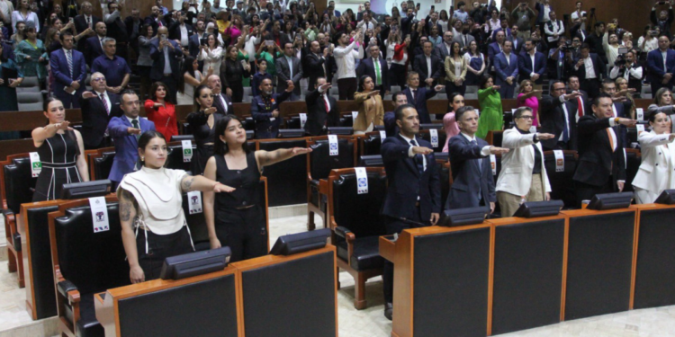 Toman protesta diputados de la LXIV Legislatura