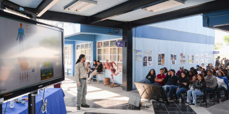 Presentan libro a estudiantes de la Universidad Politécnica de la ZMG