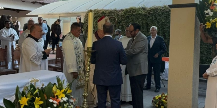 Entrega Arquidiócesis de Monterrey reconocimiento al Cardenal Juan Sandoval Íñiguez