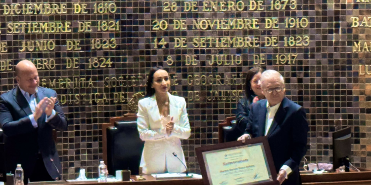 La LXIII Legislatura entrega reconocimiento al Mtro. Juan Enrique Ibarra Pedroza