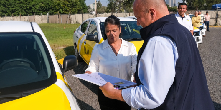 Arranca Enrique Alfaro renovación de taxis en la ZMG