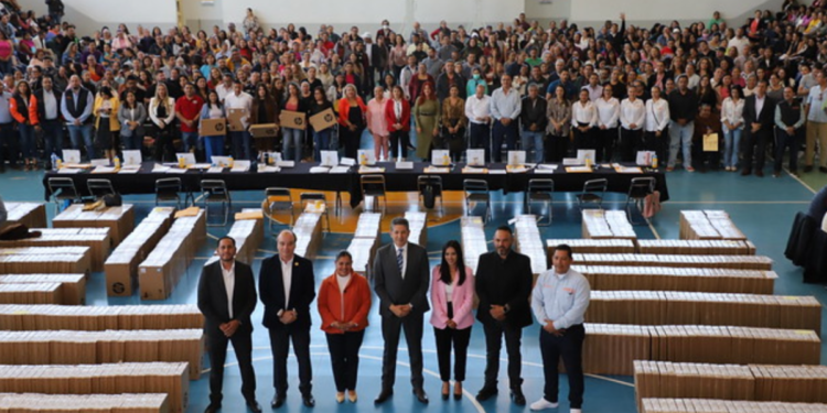 Concluye en Tlajomulco entrega de Chromebooks a docentes frente a grupo