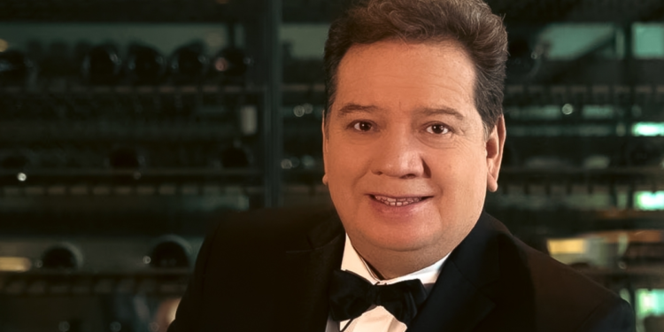 Coque Muñiz: La Voz Versátil del Bolero y el Entretenimiento