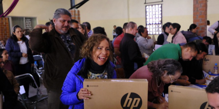 Docentes de Cuquío e Ixtlahuacán del Río reciben sus equipos Chromebook