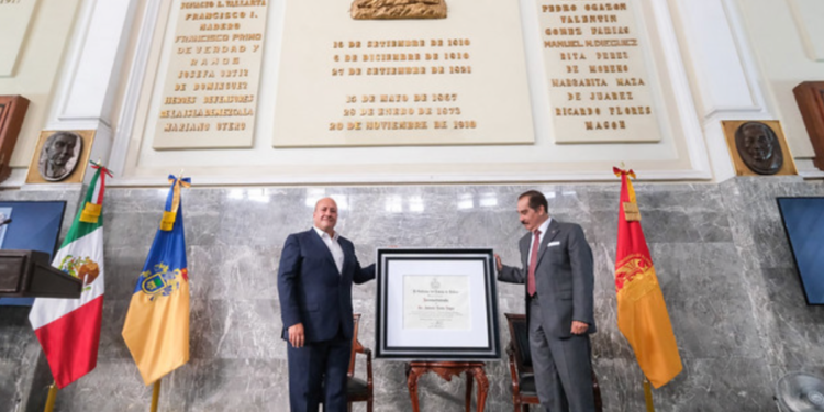 Reconoce Enrique Alfaro trayectoria del rector de la UAG, Antonio Leaño Reyes