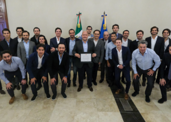 Recibe Enrique Alfaro reconocimiento por parte de Grupo ECO