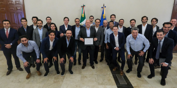 Recibe Enrique Alfaro reconocimiento por parte de Grupo ECO