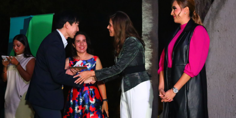 Entrega AMBU reconocimientos a empresas aliadas de Bosques para Siempre