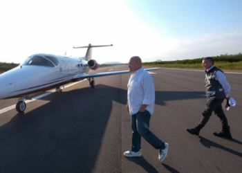 Entrega  Enrique Alfaro pista aérea de Chalacatepec en Tomatlán