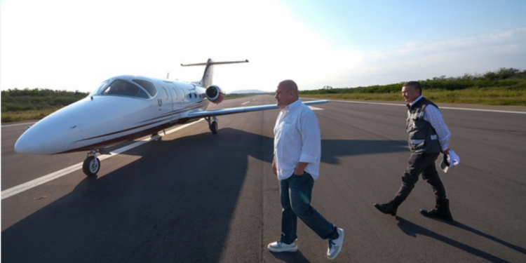 Entrega  Enrique Alfaro pista aérea de Chalacatepec en Tomatlán