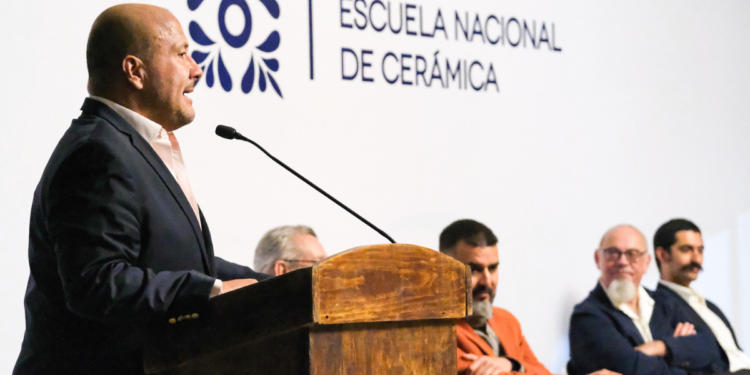 Asiste Enrique Alfaro a la presentación del proyecto de la Biblioteca de la Escuela Nacional de Cerámica