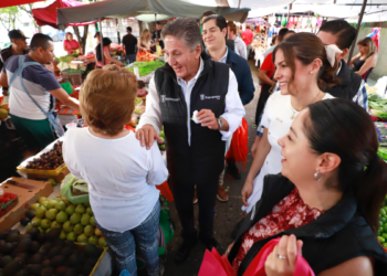 Frangie ofrece seguro médico por accidente a comerciantes de los tianguis