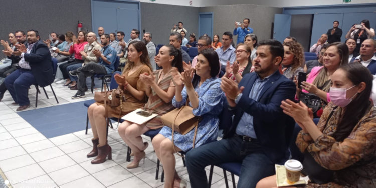 Entregan nombramientos definitivos y reconocimientos por antigüedad a personal del Instituto Jalisciense de Cancerología