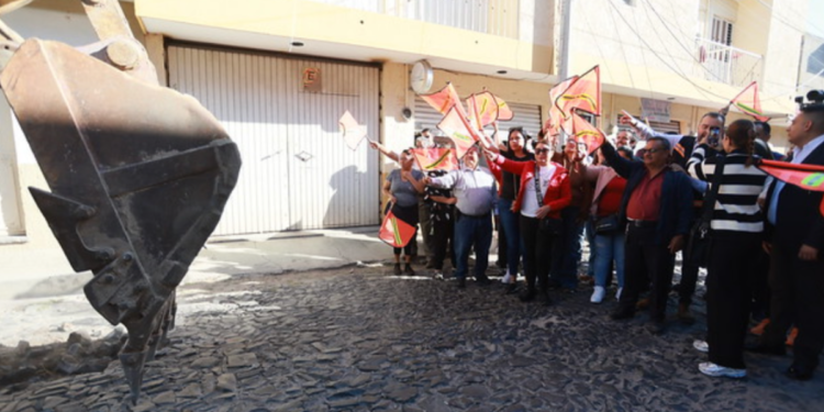 Vecinos de Tlajomulco dan Banderazo a Trabajos de Pavimentación en Calle Morelos en San Agustín