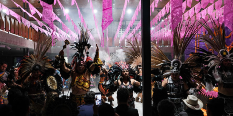 Realiza Casa de las Artesanías la tercera edición del tradicional encendido de velas y desfile de catrinas y catrines por el Día de Muertos