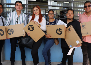 Continúa SE con entrega de computadoras a docentes frente a grupo de la región Sureste