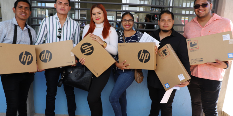 Continúa SE con entrega de computadoras a docentes frente a grupo de la región Sureste