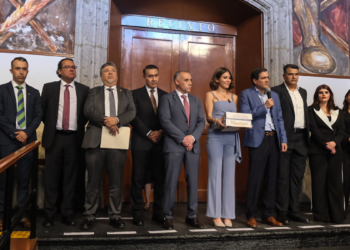 Entrega Secretario de Hacienda Estatal, acompañado por el equipo de transición del gobernador electo Pablo Lemus, el Proyecto de Presupuesto de Egresos y Ley de Ingresos 2025 al Congreso de Jalisco