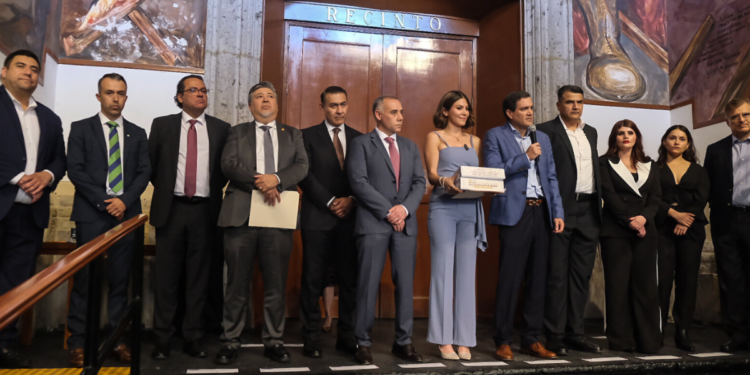 Entrega Secretario de Hacienda Estatal, acompañado por el equipo de transición del gobernador electo Pablo Lemus, el Proyecto de Presupuesto de Egresos y Ley de Ingresos 2025 al Congreso de Jalisco