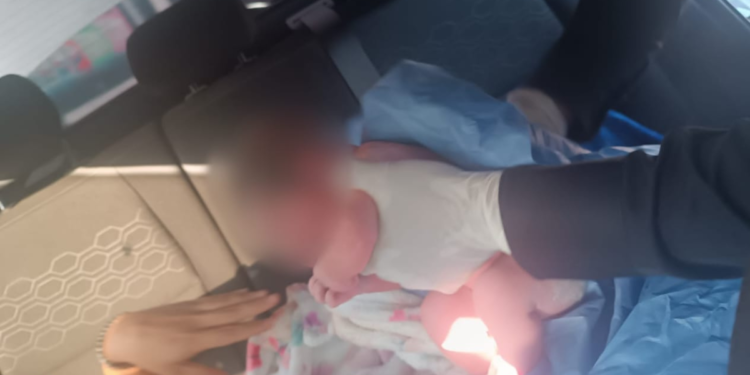 Policías de Zapopan asisten a mujer en labor de parto: reportan a madre e hija en buen estado de salud