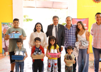Niñas y niños de la colonia Indígena de Mezquitán reciben zapatos