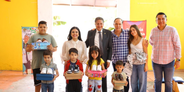Niñas y niños de la colonia Indígena de Mezquitán reciben zapatos