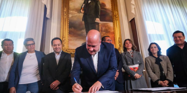 El Gobernador Enrique Alfaro presentó hoy el paquete de iniciativas de la agenda Federalista que blindarán constitucionalmente al Sistema de Salud, Educación,  justicia alternativa y que pide un pacto fiscal justo para el estado.