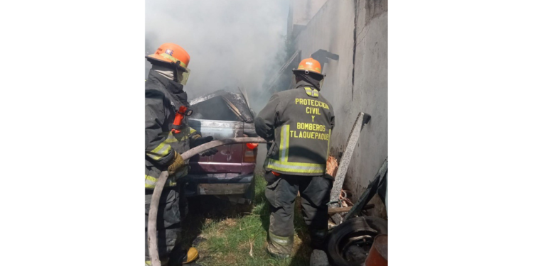 Bomberos de Tlaquepaque Sofocan Incendio en Colonia Santa Cruz del Valle; Reportan Un Lesionado