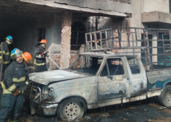 Bomberos Rescatan a Nueve Personas de un Incendio, entre ellos Seis Menores