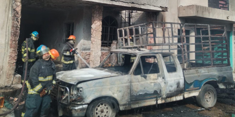 Bomberos Rescatan a Nueve Personas de un Incendio, entre ellos Seis Menores
