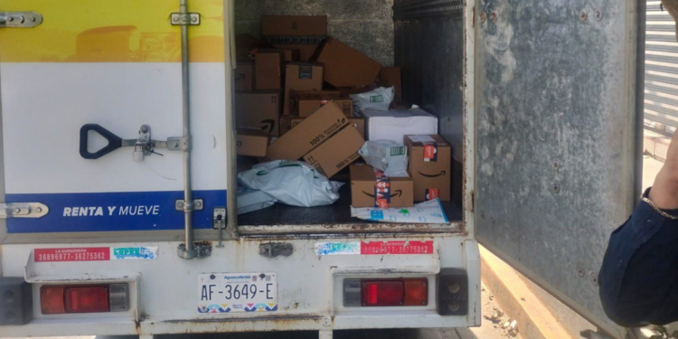 Policías de Tlaquepaque recuperan vehículo y mercancía robada en Santa Anita