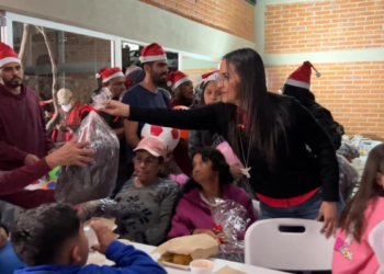 Conviven Laura Imelda y vecinos de la Col. Buenos Aires en el Cerro del Cuatro en Tlaquepaque durante la cena de Nochebuena