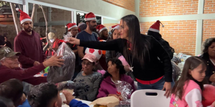 Conviven Laura Imelda y vecinos de la Col. Buenos Aires en el Cerro del Cuatro en Tlaquepaque durante la cena de Nochebuena