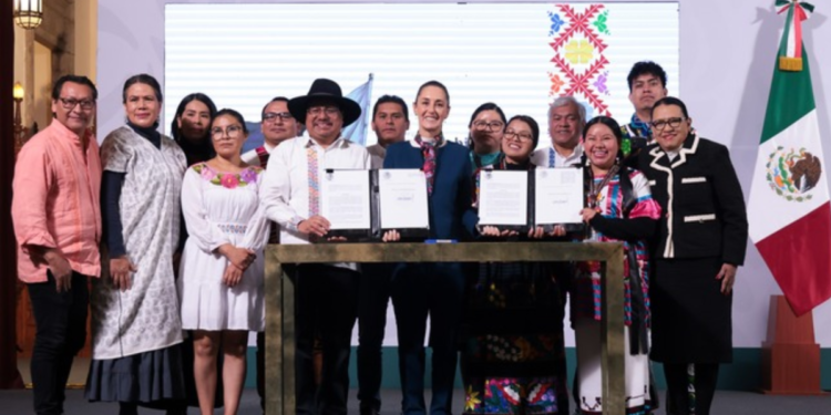 Firma Presidenta decretos para traducir reforma al artículo 2o. constitucional a 57 lenguas indígenas y crear Comisión de Planes de Justicia