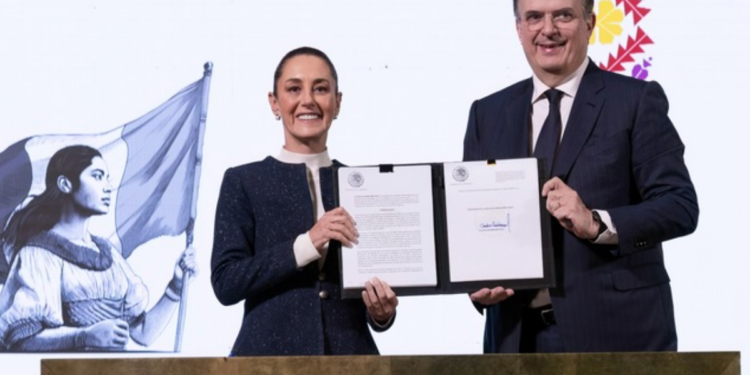 Presidenta Claudia Sheinbaum firma decreto para proteger a la industria textil nacional y fortalecer el desarrollo económico de México