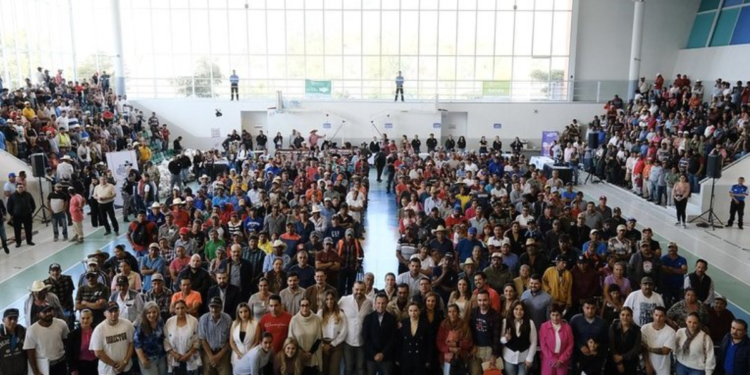 Entrega Pablo Lemus apoyos a ladrilleros ante suspensión de quemas en periodo invernal