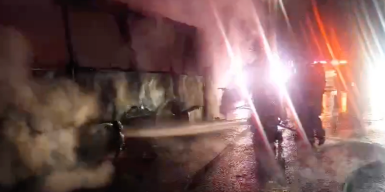 Bomberos de San Pedro Tlaquepaque atendieron Incendio de Camión de Transporte de Personal