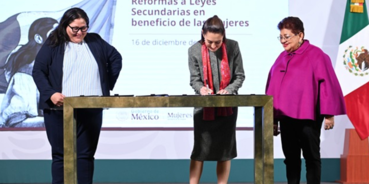 Firma presidenta Claudia Sheinbaum decreto por el que se reforman leyes secundarias para proteger a las mujeres en México