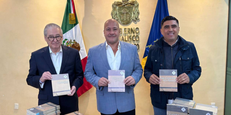 Presenta Enrique Alfaro colección editorial Jalisco en sus municipios; hablan de la historia y datos relevantes de cada uno de los 125 municipios del Estado