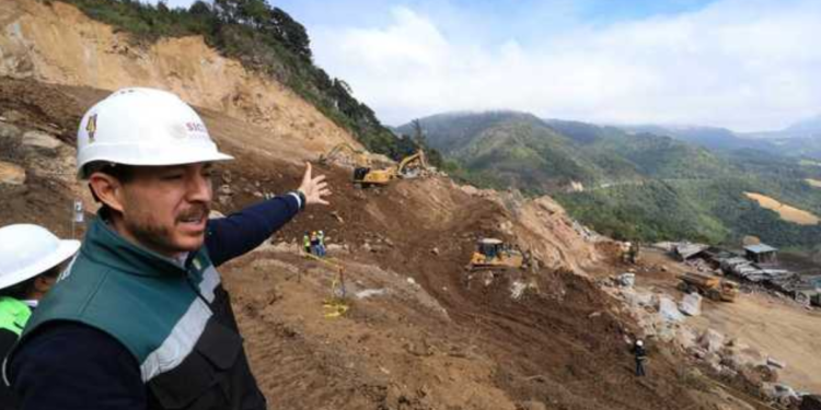 SICT y CAPUFE avanzan con el retiro de material en la zona de derrumbe de la autopista Acatzingo-Ciudad Mendoza